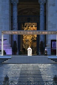 Il momento di preghiera del Papa lo scorso venerdì 27 marzo in cui il peso della tradizione bimillenaria della chiesa cattolica ha camminato mano nella mano con la contemporaneità