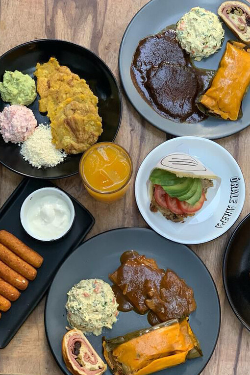 Varios platos típicos venezolanos ofrecidos en Órale Arepa