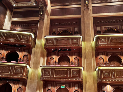 Construida bajo las reales órdenes del sultán Qaboos, la Ópera Real refleja la arquitectura omaní contemporánea, y tiene una capacidad para albergar a un máximo de 1.100 personas. Palcos en la Royal Opera House de Muscast, 2023 Sultanato de Omán