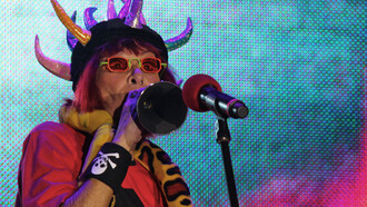 Rita Lee (1947-2023) sempre foi mais que uma roqueira irreverente: sua voz atravessou gerações e se tornou um símbolo de resistência feminina em tempos de censura e repressão. No auge da ditadura civil-militar brasileira (1964–1985), suas canções deram voz a sentimentos de inconformismo e ousadia, abrindo espaço para que mulheres se vissem em um cenário ainda dominado pelo patriarcado