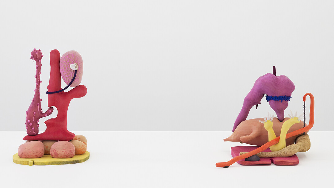 Matthew Ronay, Couplings, 2017, Basswood, dye, gouache, flocking, plastic, steel polycarbonate 67.3×45.7×41.9cm/261/2 ×18×161/2in and Sexual Trimorphism, 2017, Basswood, dye, gouache, cotton, flocking, steel, plastic, polycarbonate, 54.6x62.2×53.3cm/211/2 ×241/2 ×211/4 in. View of the exhibition “Ramus” by Matthew Ronay at Perrotin Paris (March 17 – May 26, 2018). Photo: Claire Dorn / Courtesy Perrotin