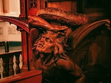 Escultura do Diabo na catedral de Arequipa, no Peru. O que teria levado um monge a escrever um livro tão imenso? O que havia nas páginas perdidas? E, acima de tudo, será que realmente há algo de demoníaco nesse manuscrito, ou tudo não passa de lendas criadas ao longo dos séculos? Essas perguntas permanecem sem respostas, garantindo que o Códex Gigas continue a ser um dos maiores mistérios da humanidade