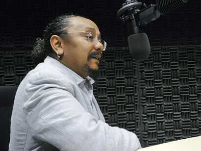 Durante entrevista à imprensa, Chico César reflete sobre música, cultura e sociedade. Fora do palco, sua palavra mantém a mesma força crítica e sensível presente nas canções. Foto: Geraldo Magela da agência Senado