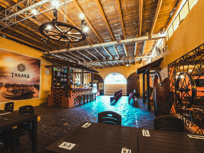 En Ica, las bodegas ofrecen recorridos que revelan el arte detrás del pisco, desde la uva hasta la copa