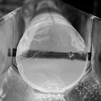 Una carota di ghiaccio dopo l'estrazione