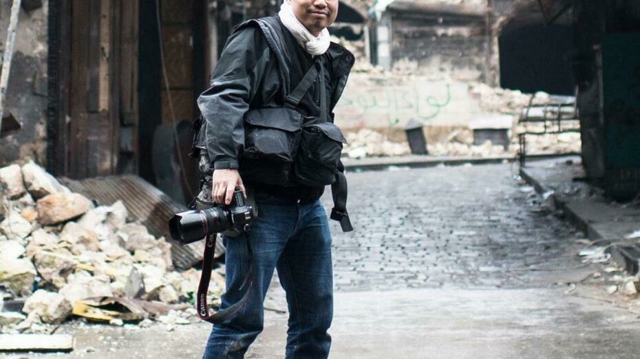 Un reportero gráfico en un lugar en conflicto