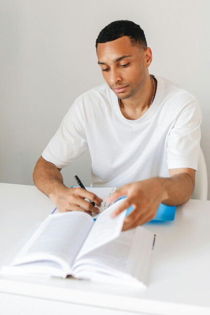 O ciclo vicioso de manter uma fachada socialmente aceitável pode resultar em maior alienação e perda de conexão com a verdadeira identidade