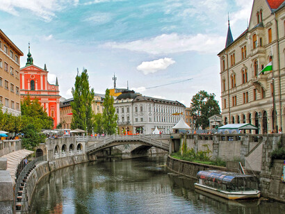 Liubliana, Eslovenia. Paseo junto al río en el centro de la ciudad