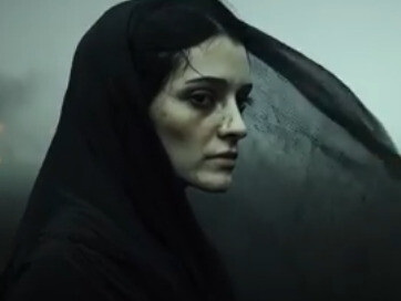 Tratto dal trailer del cortometraggio "Phosgene Tears To Old Kassandra", basato su una storia di Costanza Savini; AI Artist e regista Alessandra Pescetta