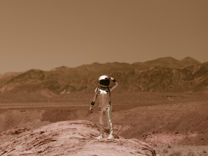 Pequena diante da vastidão do cenário, a astronauta avança por um território inóspito. A imensidão do universo alimenta perguntas que ainda desafiam pesquisadores. Vista ampla destaca a dimensão da paisagem explorada pela astronauta. Entre descobertas científicas e fenômenos sem explicação, o desconhecido continua fascinando a humanidade