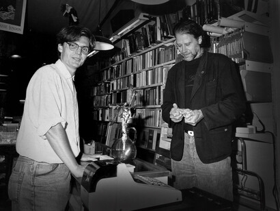 Jos Framis Bach con su socio, Luis Arribas, en la librería Tartessos