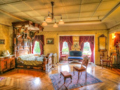 Construída pela herdeira Sarah Winchester, a casa tem uma reputação de ser assombrada devido à sua construção sem fim e à crença da proprietária nos espíritos vingativos