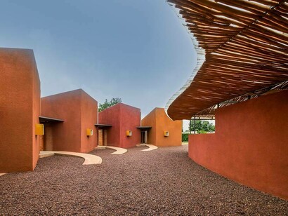 Vista dal cortile della Casa dei Medici Léo. Foto di Jaime Herraiz per Kéré Architecture