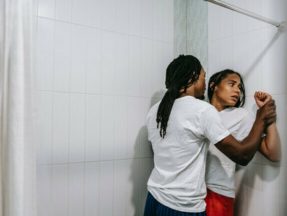 „Gaslighting“: Gruppe von Verhaltensweisen, die darin besteht, Informationen zu verbergen, um Zweifel zu säen und andere zu behindern