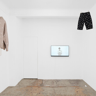 Stéphanie Saadé, Ce qui me fait penser à vous, ce qui vous fait penser à moi, vue d'exposition. Avec l'aimable autorisation de la Galerie Anne Barrault. Photo d'Aurélien Mole