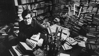 José Emilio Pacheco en su biblioteca