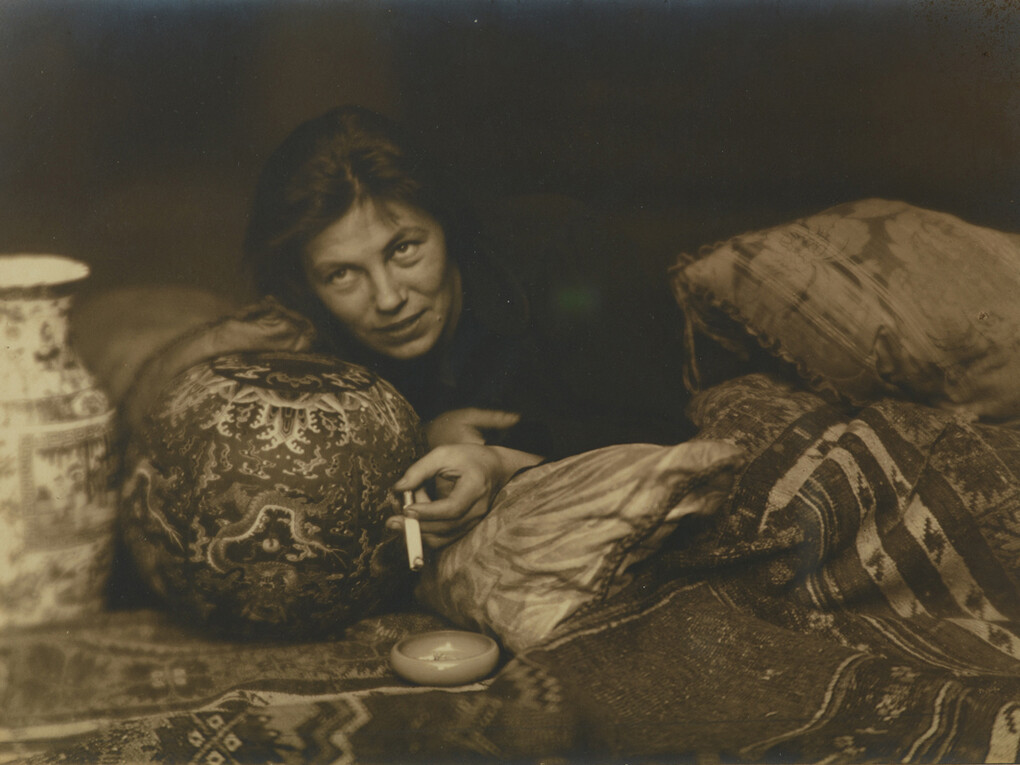 Portait de Germaine Krull, Berlin, 1922, Hans Basler, Tirage gélatino–argentique, 15,9 x 22 cm, Museum Folkwang, Essen © Estate Germaine Krull, Museum Folkwang, Essen