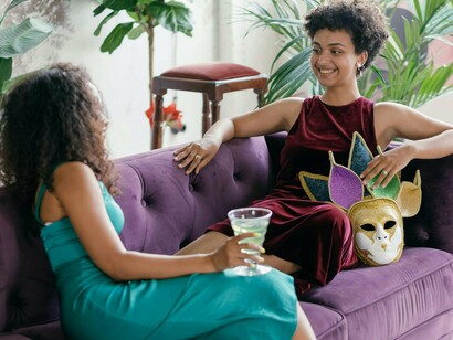 Ao contrário da escuta passiva, onde ouvimos por ouvir — muitas vezes já formulando nossa resposta antes mesmo do outro terminar —, a escuta ativa implica estar inteiro na conversa. É uma escuta com o corpo, com o coração e com a mente