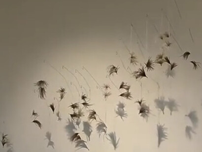 Revela una dimensión conceptual donde analiza la construcción de la identidad femenina desde una perspectiva estructural y simbólica. "Murmur" (Murmullo), 2020. Pangolin London, Londres, Inglaterra