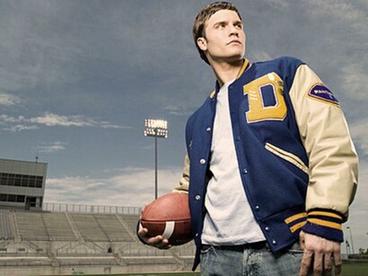 El quarterback del equipo del instituto