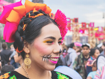 Mujer con maqullajes y disfraz del 'Día de los muertes', tradición celebrada principalmente en México