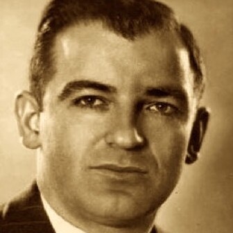Joseph Raymond McCarthy (1908-1957): en febrero de 1950 lanzó una acusación pública contra 205 supuestos comunistas infiltrados en el Departamento de Estado, dando inicio así a una de las etapas más turbias de la historia estadounidense
