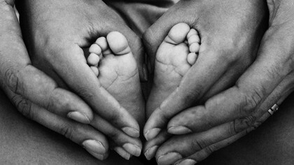 A educação saudável inicia-se com o diálogo e a imposição de limites claros. Em vez de recorrer ao castigo físico, os pais e educadores devem cultivar momentos de conversa, explicação e orientação, evitando que a responsabilidade seja negligenciada e transferida para a escola. Essa prática não só ensina a criança a compreender seus limites, mas também a desenvolver habilidades sociais, emocionais e cognitivas essenciais para sua vida. Inspirados por autores como Paulo Freire, Lev Vygotsky e Jean Piaget, é possível transformar a disciplina em um processo de aprendizado mútuo, onde a empatia e o respeito são os pilares para uma convivência harmoniosa