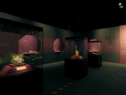 Radiance: ancient gold ornaments from the mengdiexuan collection of the Hong Kong Palace Museum, exhibition view. Courtesy of Capital Museum