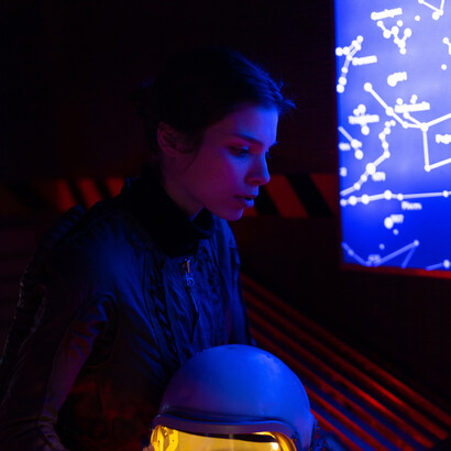 Astronauta usa grande computador programdo em aprendizado de máquina para analisar constelações