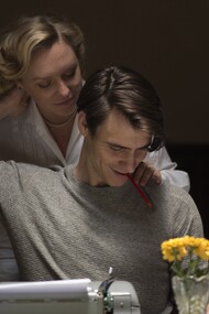 Annie Starke e Harry Lloyd são a versão jovem do casal em “The Wife”