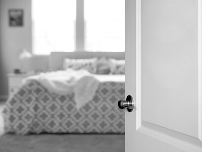 Detrás de la oreja, le estilan aquellas palabras de advertencia que no quiso escuchar