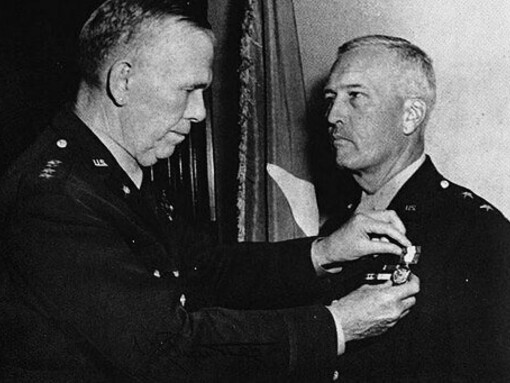 Le major-général John C. Persons reçoit la médaille du service distingué de l'armée des mains du chef d'état-major de l'armée, le général George C. Marshall, lors de sa cérémonie de retraite