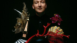 El extravagante Stephen Jones tiene tras de sí una historia no menos peculiar e interesante