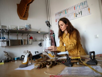 Ana Locking revisa en su taller siluetas, tejidos y colores. Foto: Lucía Castillo