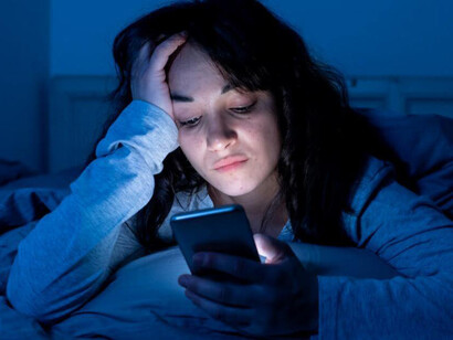 Al estar muy expuestos a luz artificial durante la noche el cerebro se confunde y reduce la cantidad de melatonina que segrega