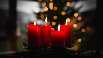 Durante l'Avvento, le chiese e le case vengono addobbate con decorazioni simboliche, come la corona dell'Avvento con quattro candele, una per ogni settimana, che vengono accese progressivamente fino al Natale