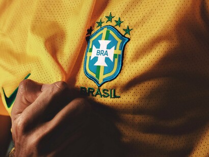 Torcedores na rua em época de copa. Após a saudação, o segundo verso possui a proposta de desvincular a camisa do Brasil e a política. O cantor usa uma metáfora de ser um brasileiro que possui direito de usar a camisa amarela, assim como qualquer outro indivíduo em território nacional, mas que não é vinculado à direita