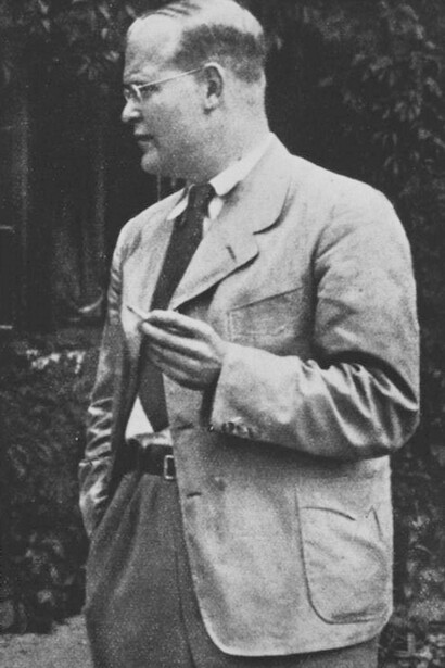 Dietrich Bonhoeffer mentre parla con suoi colleghi