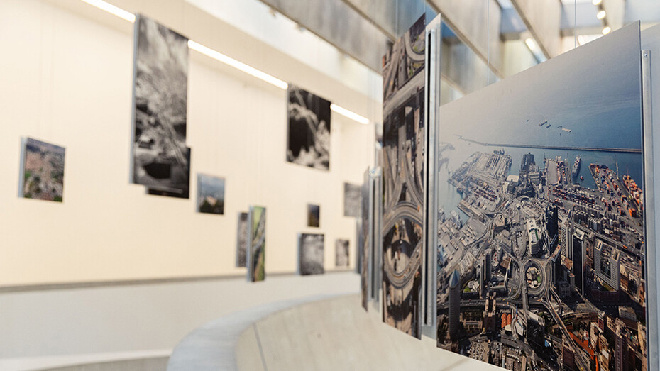 Vari artisti, Italia in movimento. Autostrade e futuro, vista della mostra. Per gentile concessione di Maxxi