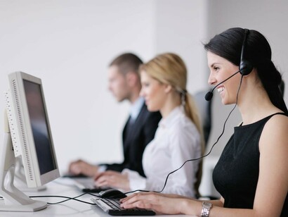 Una mujer trabajando en una oficina