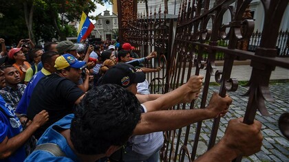 Manifestantes ante la Asamblea Nacional de Venezuela