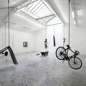 Vue après la performance de l’exposition / View post-performance of the exhibition«Force of Circumstance», kamel mennour, (6 rue du Pont de Lodi), Paris, 2017 © Robin Rhode Photo. JulieJoubert & archives kamel mennour. Courtesy the artist and kamelmennour, Paris/London