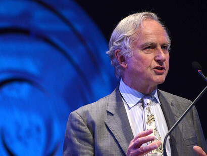 La crítica de Richard Dawkins a la religión sigue resonando en una época donde las creencias reaparecen como fuerza política