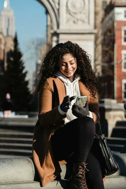 Una persona con su teléfono. El futuro de la IA encierra un enorme potencial para avances transformadores en diversas áreas de la vida