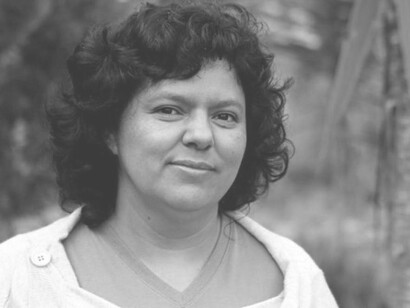 Berta Cáceres, líder indígena lenca,​ feminista y activista del medio ambiente hondureña, asesinada después de años de haber recibido amenazas contra su vida