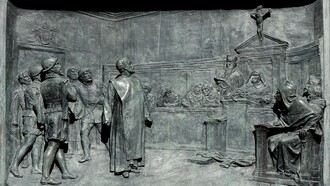 El proceso de Giordano Bruno ante la Inquisición romana. Relieve en bronce de Ettore Ferrari (1845-1929), Campo de Fiori, Roma