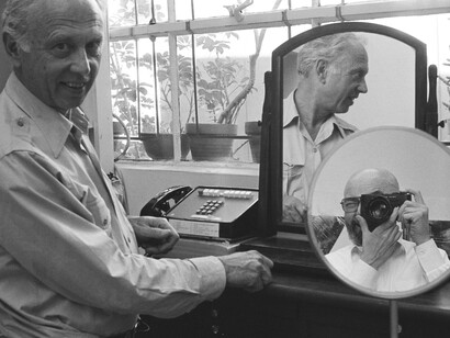 Self‐portrait with two Ellsworth Kellys (detail), 1984, Sidney B. Felsen (American, b. 1924)
Archival inkjet print from negative
Getty Research Institute, Los Angeles, 2019.R.41.
Gift of Jack Shear. Photo © J. Paul Getty Trust