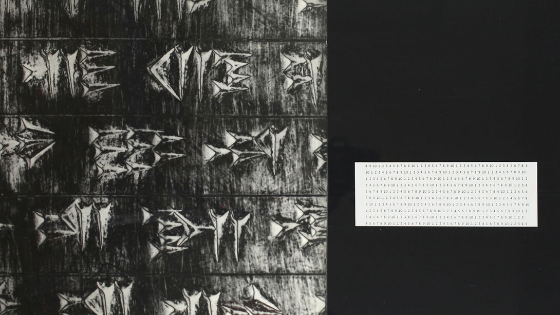 Vincenzo Agnetti, Frammento di Tavola di Dario tradotta in tutte le lingue, 1973. Fotografia e scrittura, 50 x 109 cm. Courtesy of Osart Gallery