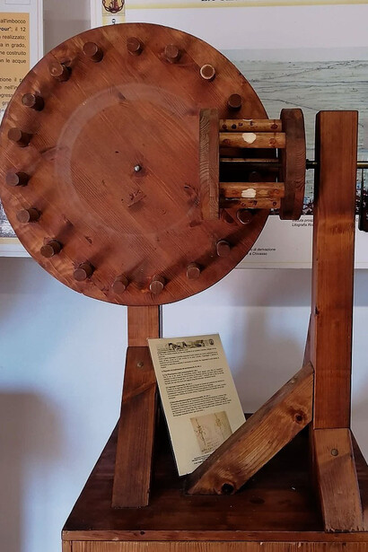 Leonardo da Vinci. Riproduzione dell'ingranaggio a lanterna di Leonardo da Vinci in una mostra a lui dedicata al Mulino di Mora Bassa, a Morabassa, Vigevano, Italia (2020)