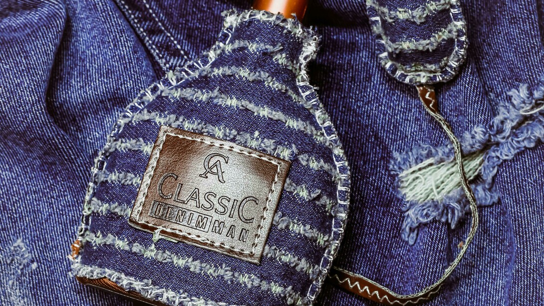 Mais do que um simples reaproveitamento, o uso de resíduos têxteis para criar acessórios propõe uma reflexão sobre valor. O que é que consideramos valioso? Por que razão descartamos o que não é "perfeito"? Ao vestir um par de brincos feito com fios de lã reaproveitados ou ao usar uma bolsa criada a partir de sobras de ganga, carregamos connosco não só um objeto, mas também uma ideia: a de que o mundo pode ser mais cuidadoso, mais atento, mais lento